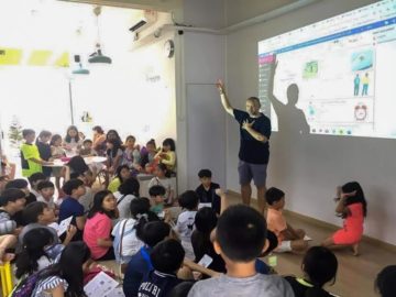 A Teacher presenting to studnets